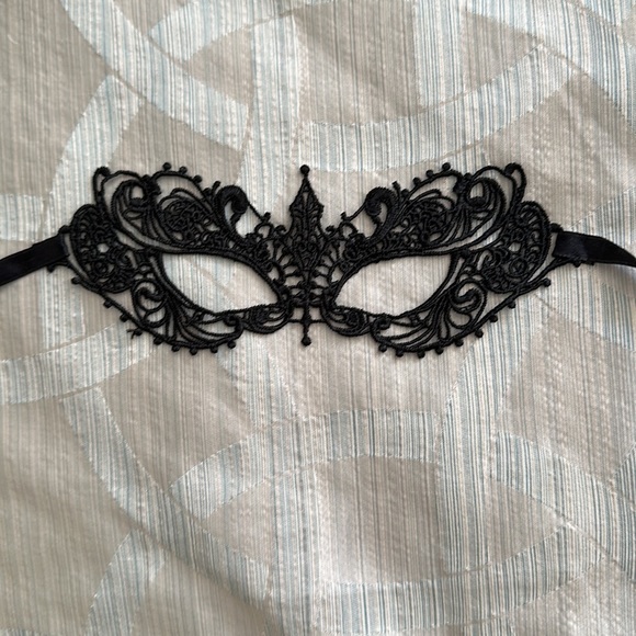 Black lace masquerade eye mask - Picture 2 of 3